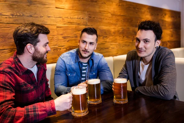 Mladí přátelé, pivo se těší — Stock fotografie