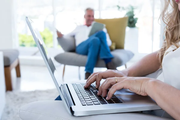 Mulher com laptop por homem — Fotografia de Stock