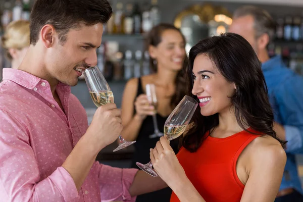 Casal tomando copo de champanhe — Fotografia de Stock