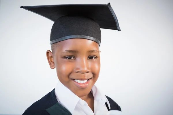 Porträt eines Schulkindes, das vorgibt, Absolvent zu sein — Stockfoto