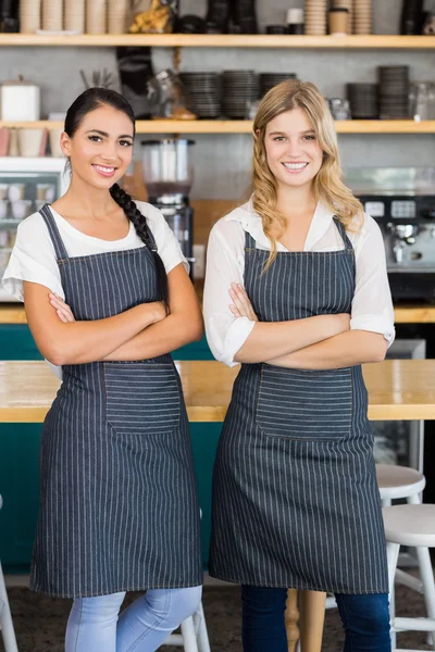 Porträtt av två servitriser står med armarna korsade — Stockfoto