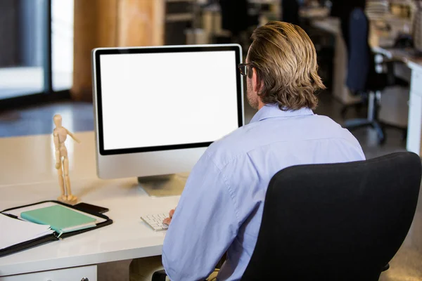 Zakenman werkt op de computer in het kantoor — Stockfoto