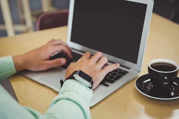 Uomo utilizzando il computer portatile — Foto Stock