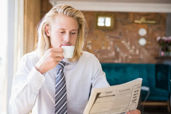 Ο άνθρωπος που έχει καφέ διαβάζοντας εφημερίδα — Φωτογραφία Αρχείου