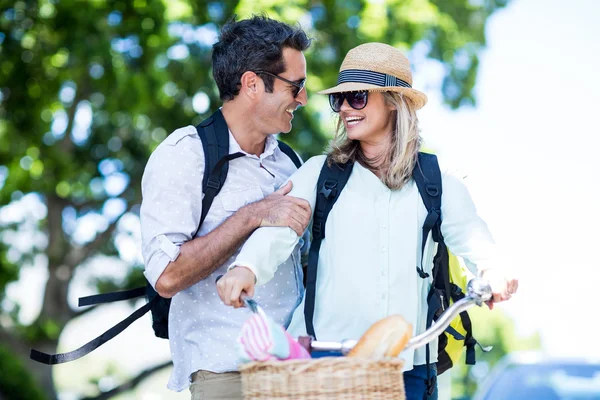 Pareja con bicicleta en la calle — Foto de Stock