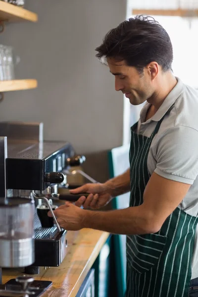 Cameriere facendo tazza di caffè — Foto Stock