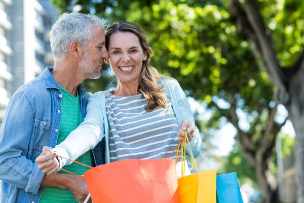 Paar bedrijf shopping tassen — Stockfoto