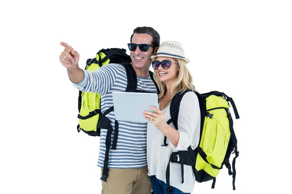 Fröhliches Paar mit Gepäck — Stockfoto