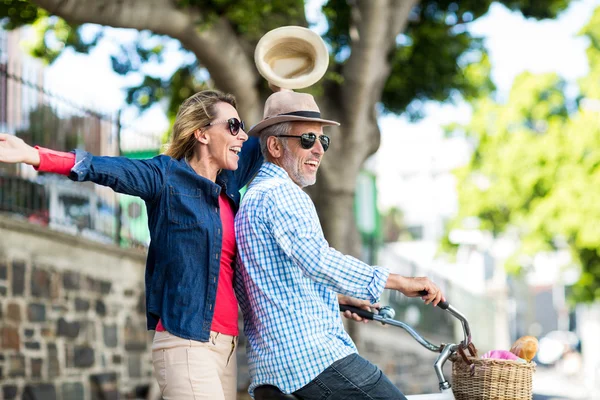 Coppia godendo mentre in bicicletta — Foto Stock