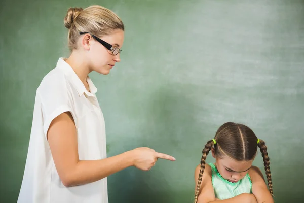 Professora gritando com menina na sala de aula — Fotografia de Stock