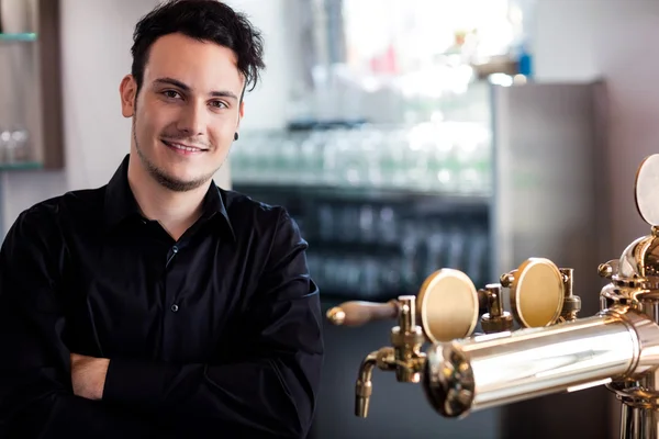 Fiducioso barista in piedi — Foto Stock