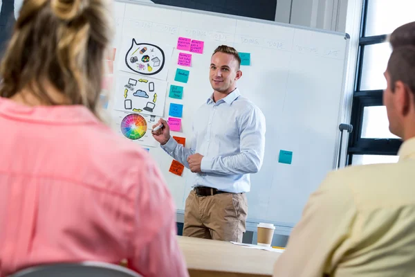 Empresario explicando colegas — Foto de Stock