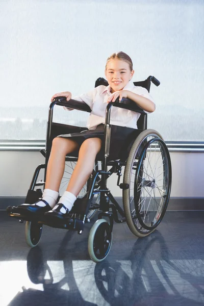 Портрет школяра, що сидить на інвалідному візку — стокове фото