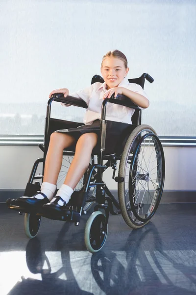 Schoolkid ült a tolószékben portréja — Stock Fotó