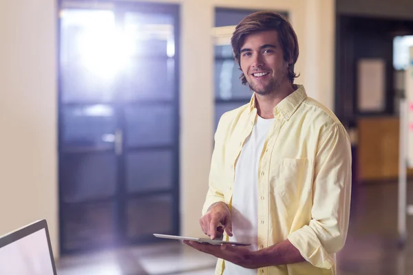 Affärsman håller digital tablet i office — Stockfoto