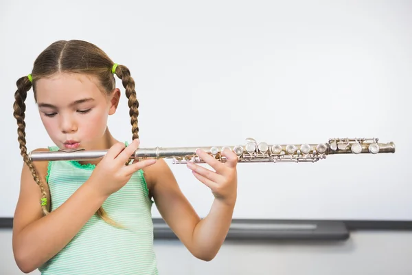 Estudante tocando flauta na sala de aula — Fotografia de Stock