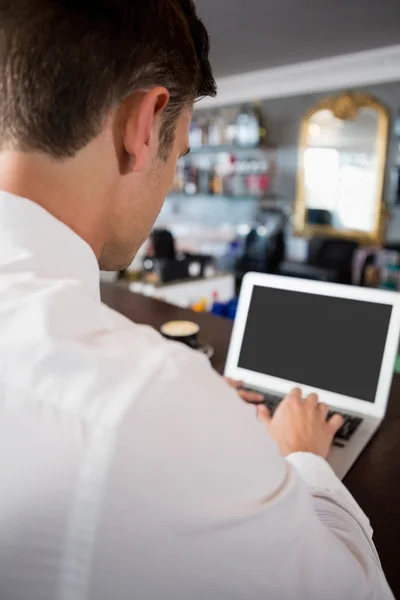 Uomo utilizzando il computer portatile — Foto Stock