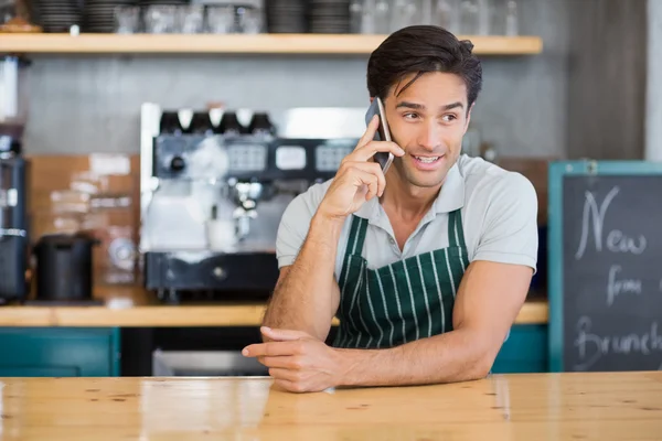 Camarero hablando por teléfono móvil — Foto de Stock