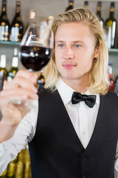 Βλέπουν ένα ποτήρι κρασί σερβιτόρος — Φωτογραφία Αρχείου