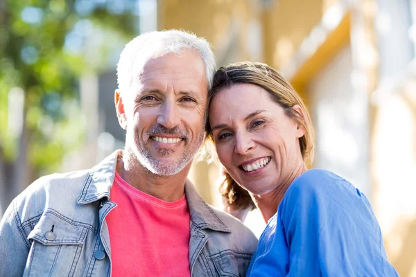 Feliz pareja madura en la ciudad — Foto de Stock