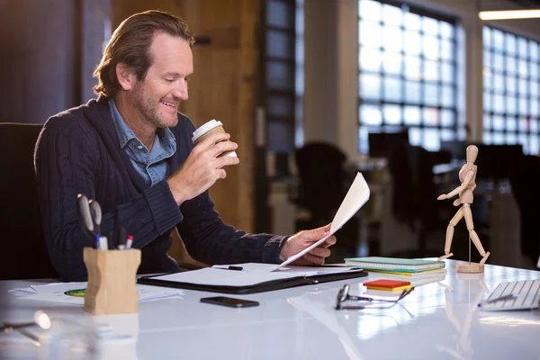 Businessman reading document — Stock Photo, Image