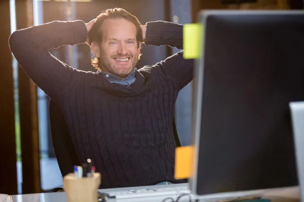 Empresário relaxante na mesa do computador — Fotografia de Stock