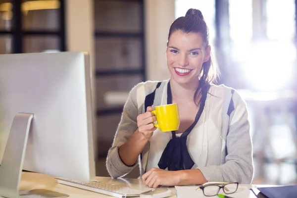 Femme tenant tasse de café — Photo