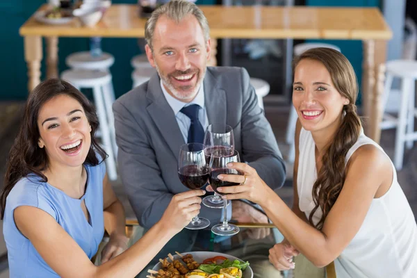 Empresário e colega brindar copos de vinho — Fotografia de Stock