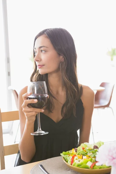 Hermosa mujer tomando vino con comida — Foto de Stock