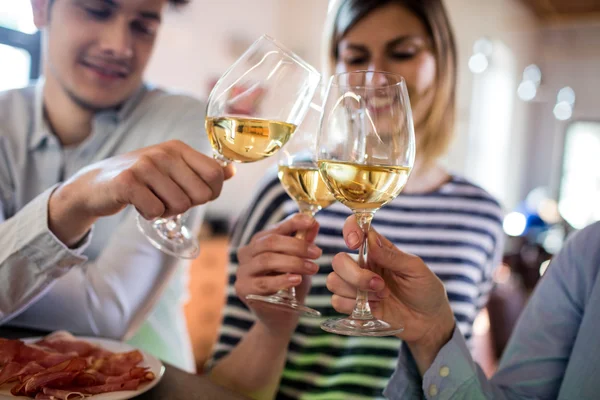 Amigos brindar por las gafas de vino en el bar —  Fotos de Stock