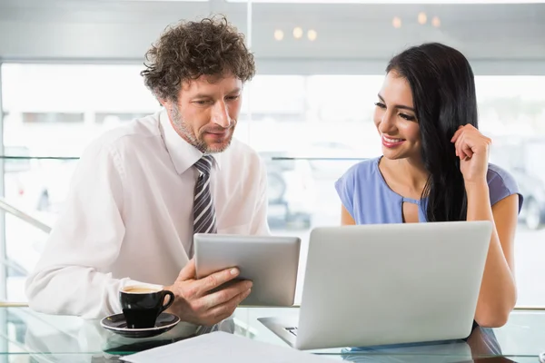 Empresario discutiendo con colega sobre tableta digital —  Fotos de Stock