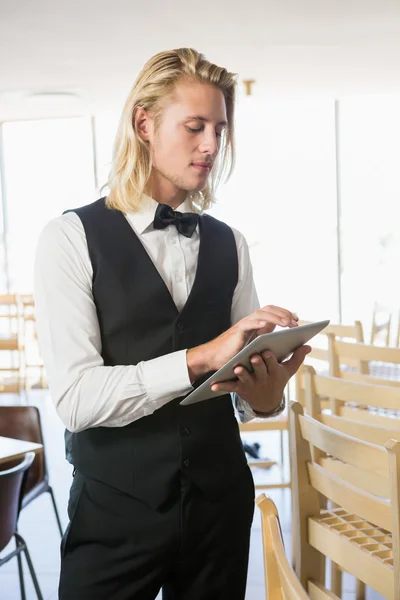 Ober met behulp van digitale tablet in restaurant — Stockfoto