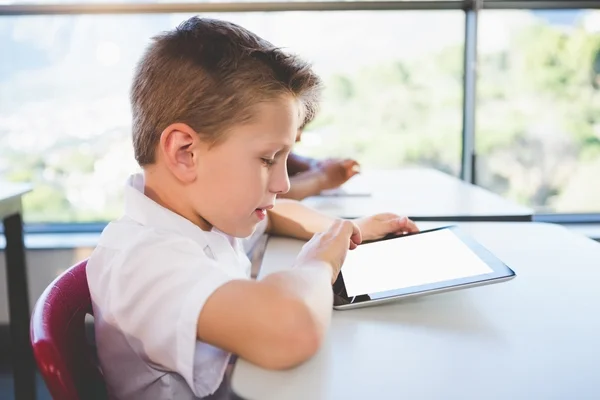 Schoolkid met behulp van digitale tablet in de klas — Stockfoto