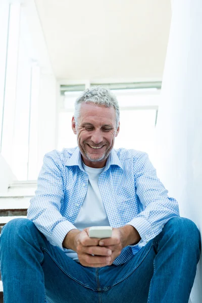 Homem usando smartphone em casa — Fotografia de Stock