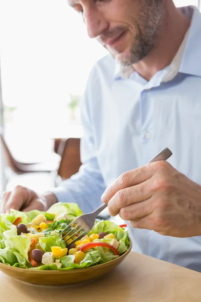 Man har mat sallad — Stockfoto