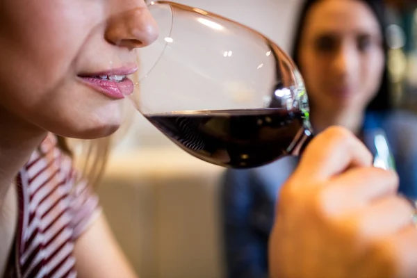 Vrouw die wijn drinkt — Stockfoto