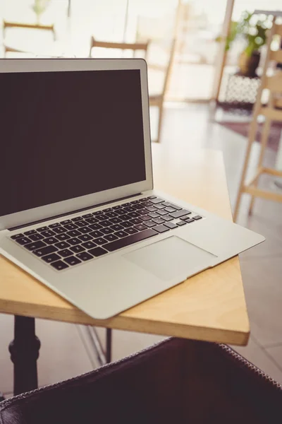 Primo piano di computer portatile su un tavolo — Foto Stock