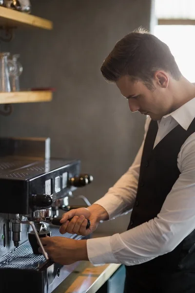 Σερβιτόρος, χρησιμοποιώντας μηχανή του καφέ — Φωτογραφία Αρχείου