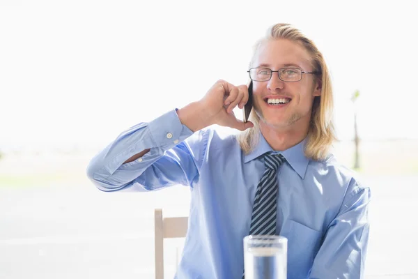Glücklicher Mann im Handy-Gespräch — Stockfoto