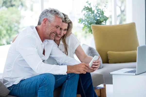 Äldre par med telefonen — Stockfoto