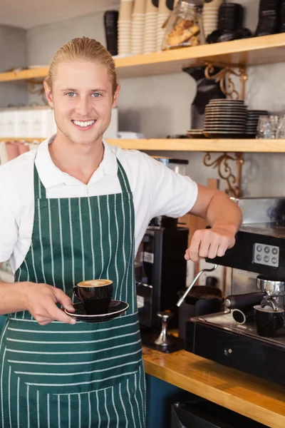 Camarero sosteniendo una taza de café — Foto de Stock