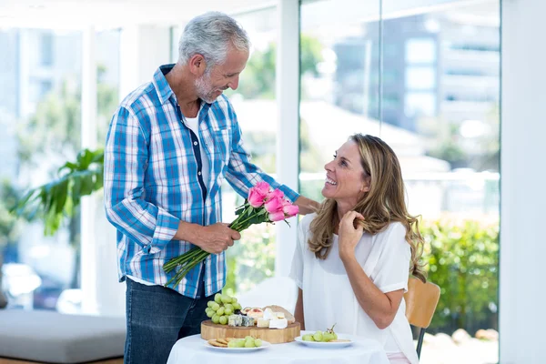 Homme donnant des roses à la femme — Photo