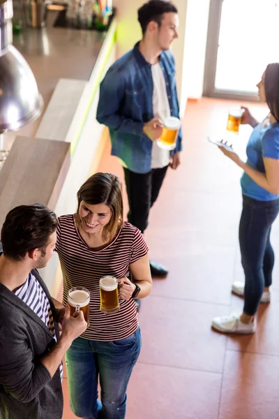 Casal falando enquanto toma cerveja — Fotografia de Stock