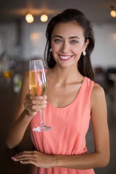 Retrato de mulher sorridente segurando uma flauta de champanhe — Fotografia de Stock