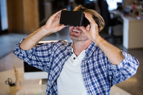 Бізнесмен використовує симулятор віртуальної реальності — стокове фото