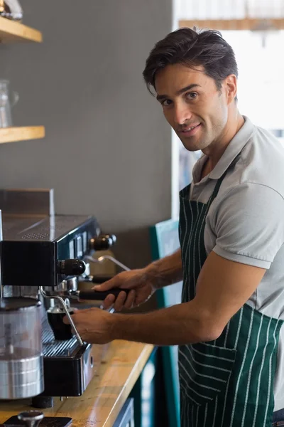 Camarero haciendo taza de café en la cafetería — Foto de Stock