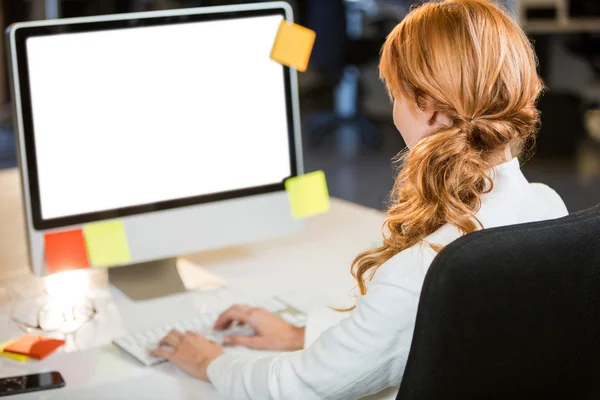 Businesswoman working on computer — Stock Photo, Image