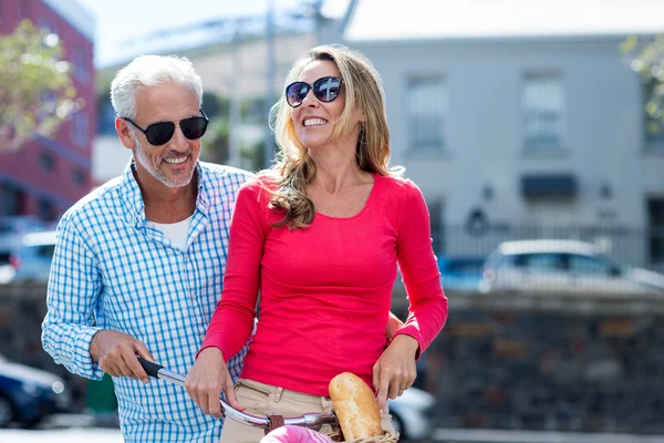 Pareja bicicleta de montar — Foto de Stock