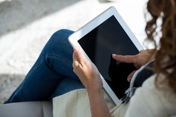Mulher usando tablet digital — Fotografia de Stock