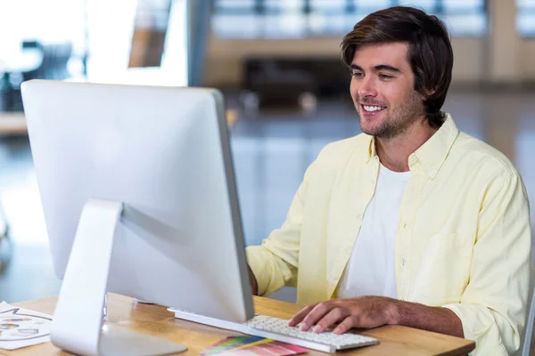 Zakenman werkt op de computer in het kantoor — Stockfoto